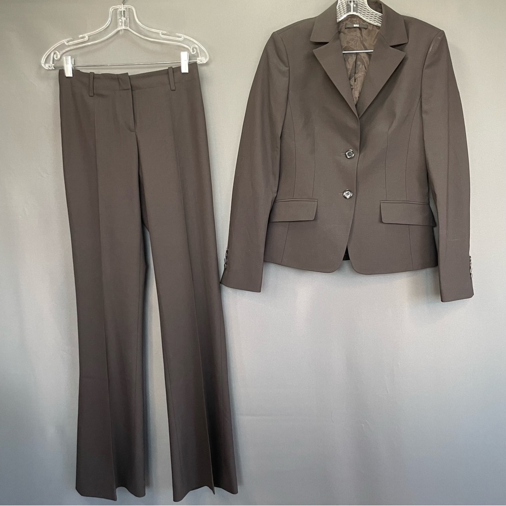 Hugo Boss women’s brown pantsuit. Blazer plus matching pants. Office buisness